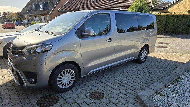 Silver Begagnad 2020 Toyota Proace Verso Kombi | 274 000 kr (Marknadspris) - Bild 1/4