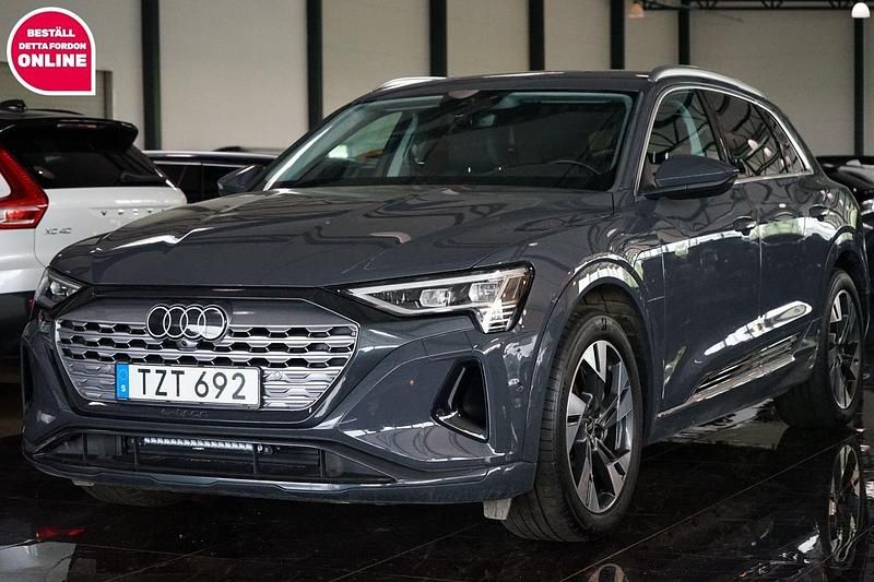 Grå Begagnad 2023 Audi Q8 e-tron Proline SUV | 599 000 kr (Dyr) - Bild 1/4