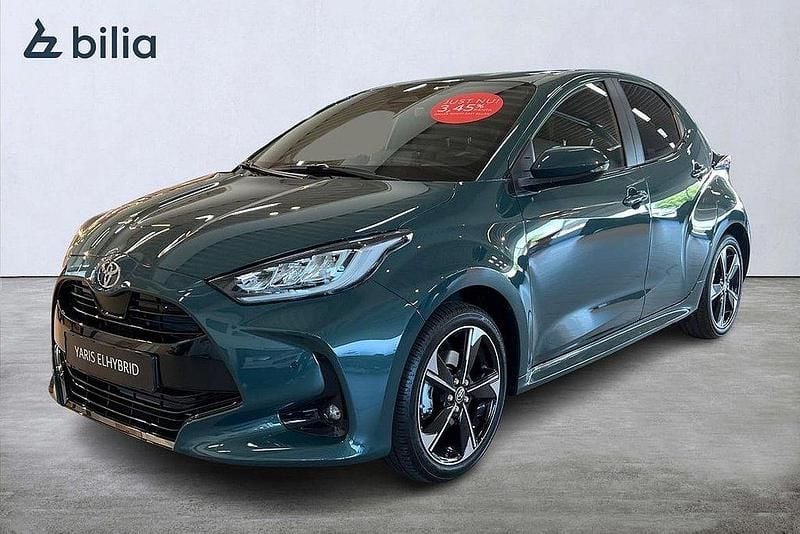 Grön Ny 2025 Toyota Yaris Hybrid Style Halvkombi | 323 800 kr (Marknadspris) - Bild 1/4