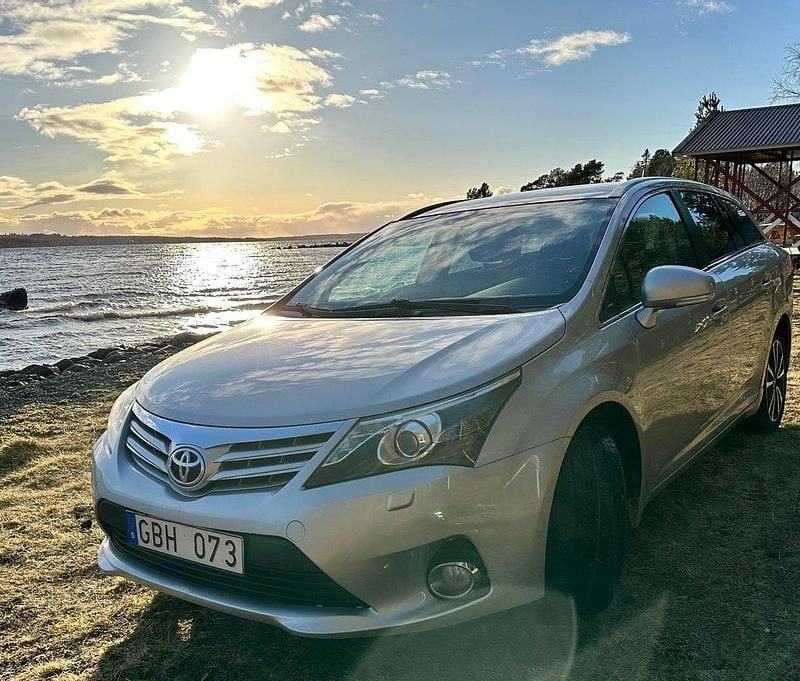Silver Begagnad 2012 Toyota Avensis Executive Kombi | 79 000 kr (Marknadspris) - Bild 1/4