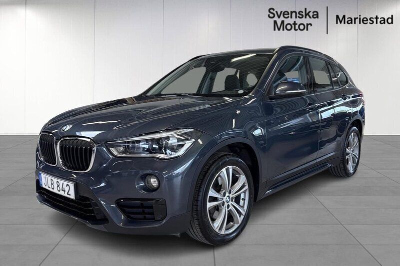 Grå Begagnad 2016 BMW X1 Sport Line SUV | 244 500 kr (Marknadspris) - Bild 1/4