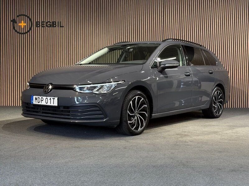 Grå Begagnad 2021 VW Golf VIII Kombi | 257 900 kr (Marknadspris) - Bild 1/4