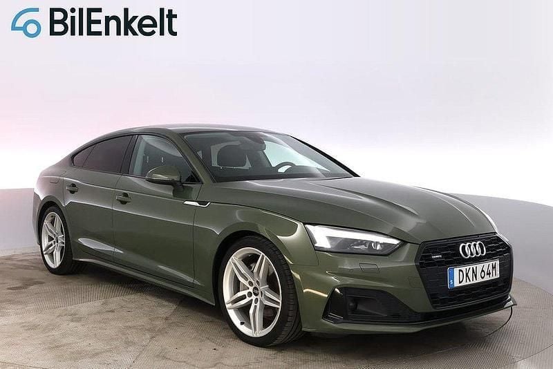 Mörkgrön Begagnad 2022 Audi A5 Sportback Advanced Halvkombi | 309 900 kr (Marknadspris) - Bild 1/4