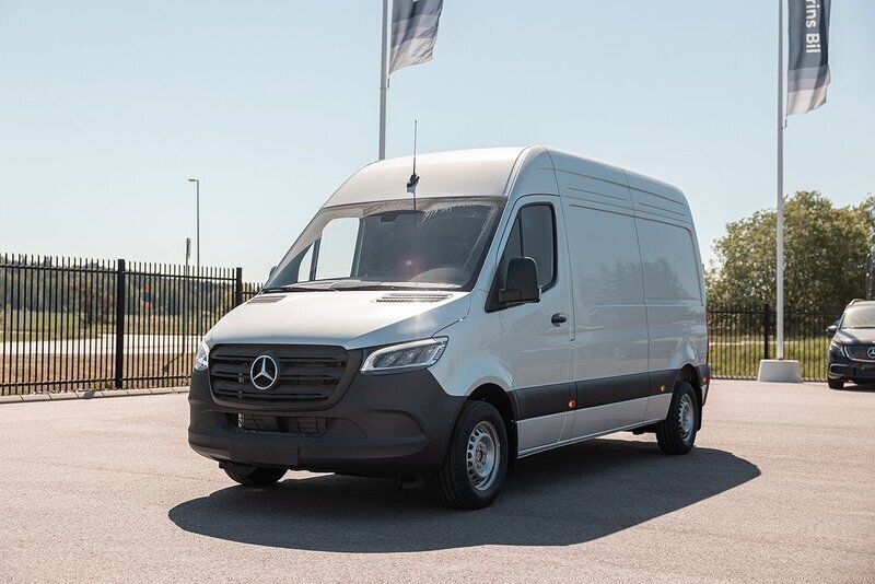 Silver Ny 2025 Mercedes E-Sprinter Van | 906 250 kr (Lite dyr) - Bild 1/4