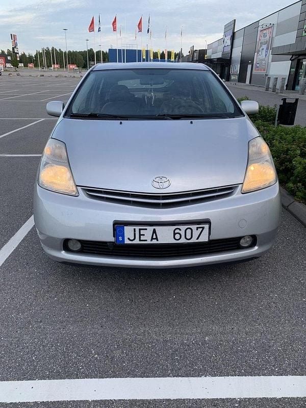 Silver Begagnad 2009 Toyota Prius Halvkombi | 70 000 kr (Marknadspris) - Bild 1/4