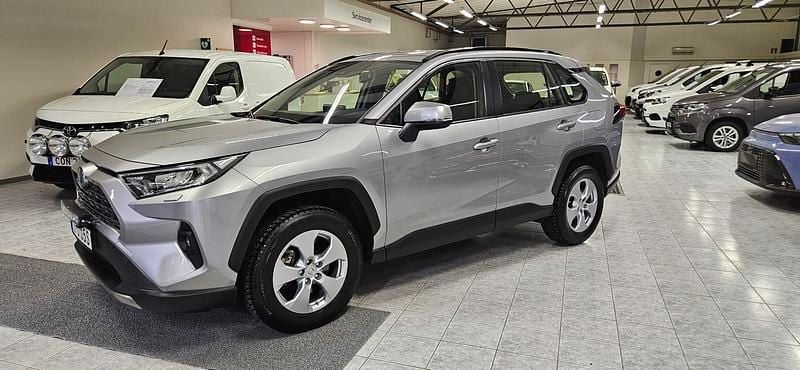 Silver Begagnad 2022 Toyota RAV4 Hybrid Active SUV | 359 000 kr (Bra pris) - Bild 1/4