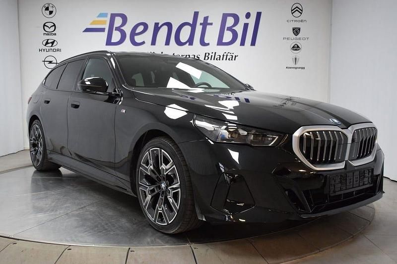 Black sapphire metallic Begagnad 2025 BMW 530 Efficient Dynamics Kombi | 689 500 kr - Bild 1/3