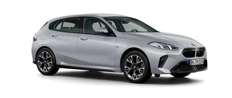 Grå (m brooklyn grey metallic) Ny 2025 BMW 120 Shadowline Halvkombi | 441 700 kr (Lite dyr) - Bild 1/3