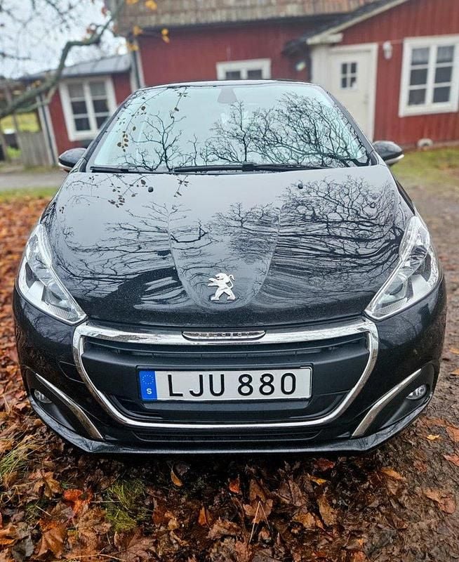 Svart Begagnad 2018 Peugeot 208 Halvkombi | 83 000 kr (Marknadspris) - Bild 1/4