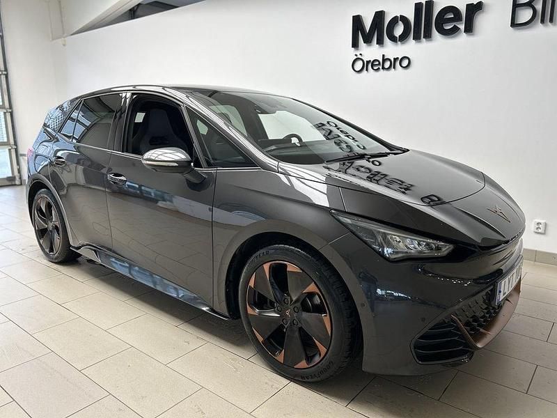 Mörkgrå (quasar grey metallic) Begagnad 2023 Cupra Born Halvkombi | 259 900 kr (Marknadspris) - Bild 1/4