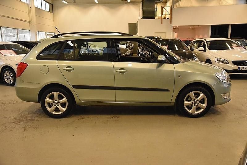 Begagnad Skoda Fabia Elegance 69 HK (50 kW) 2010 Grön Kombi