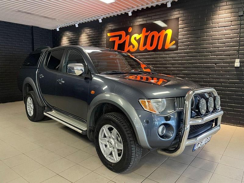 Mörkgrå (grå) Begagnad 2008 Mitsubishi L200 Pickup | 149 000 kr (Marknadspris) - Bild 1/4