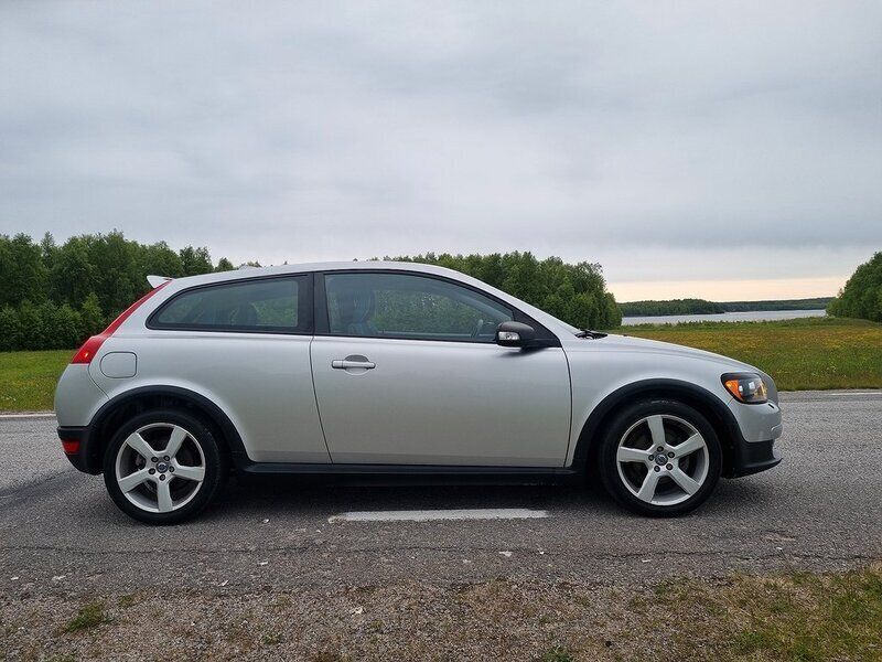 Ljusgrå Begagnad 2007 Volvo C30 Halvkombi | 54 900 kr (Lite dyr) - Bild 1/4