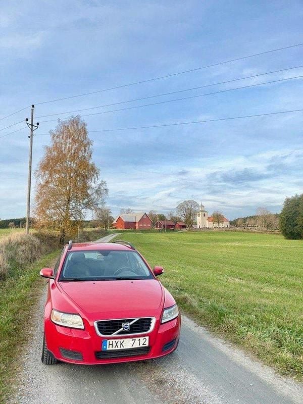 Röd Begagnad 2009 Volvo V50 Kombi | 50 000 kr (Marknadspris) - Bild 1/4