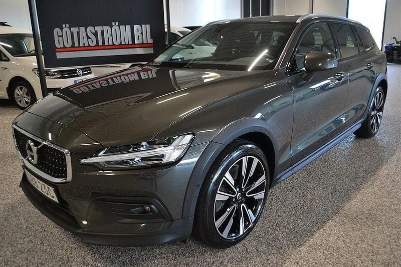 Mörkgrå (pine grey metallic metallic) Begagnad 2021 Volvo V60 CC Kombi | 308 000 kr (Marknadspris) - Bild 1/4