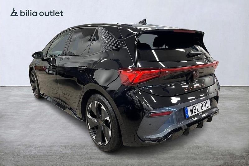 Begagnad Cupra Born e-Boost 169 kW (231 HK) 2024 Svart Halvkombi