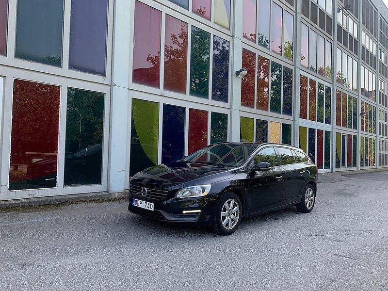 Svart Begagnad 2013 Volvo V60 Kinetic Kombi | 104 900 kr (Marknadspris) - Bild 1/4