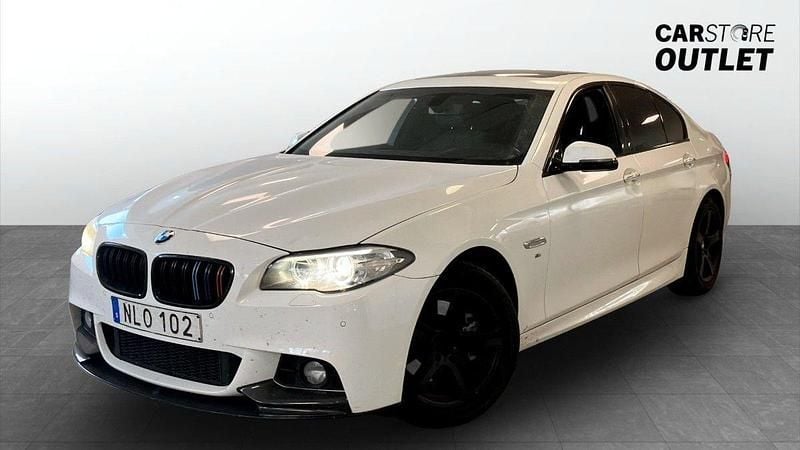 Vit Begagnad 2014 BMW 520 Sedan | 159 900 kr (Lite dyr) - Bild 1/4