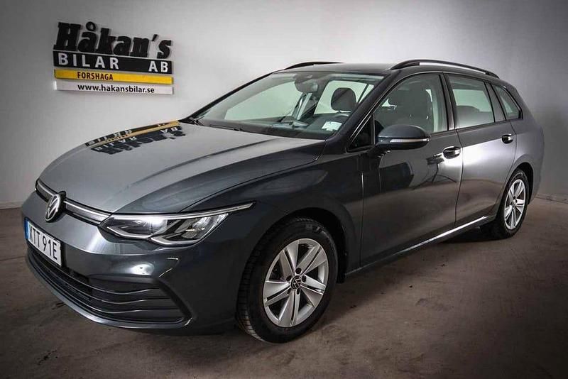 Grå Begagnad 2021 VW Golf VIII Kombi | 249 500 kr (Marknadspris) - Bild 1/4
