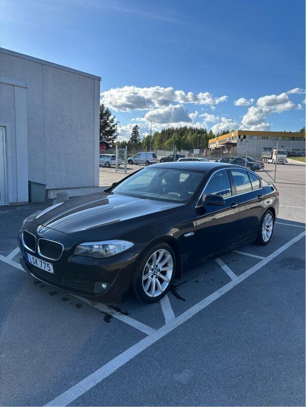 Svart Begagnad 2011 BMW 520 Sedan | 105 000 kr (Marknadspris) - Bild 1/4