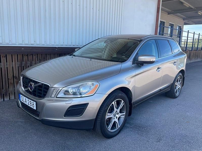Ljusbrun (brun) Begagnad 2012 Volvo XC60 Summum SUV | 129 000 kr (Marknadspris) - Bild 1/4