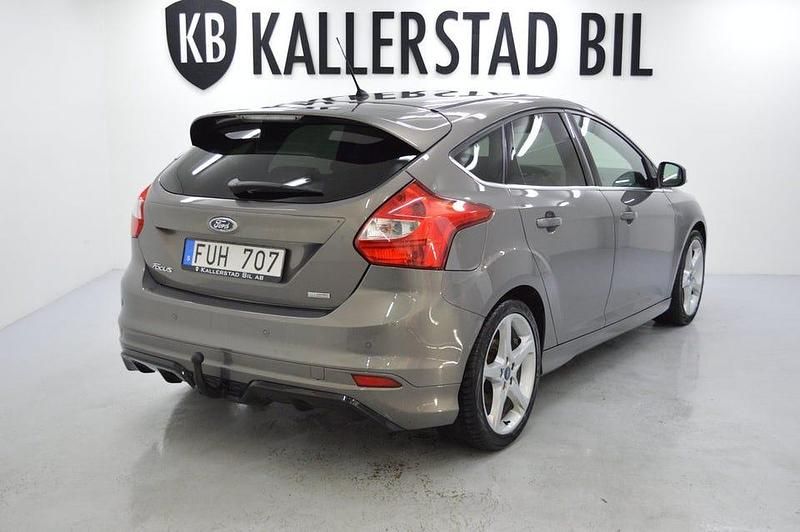 Begagnad Ford Focus Sport 125 HK (91 kW) 2013 Brun Halvkombi