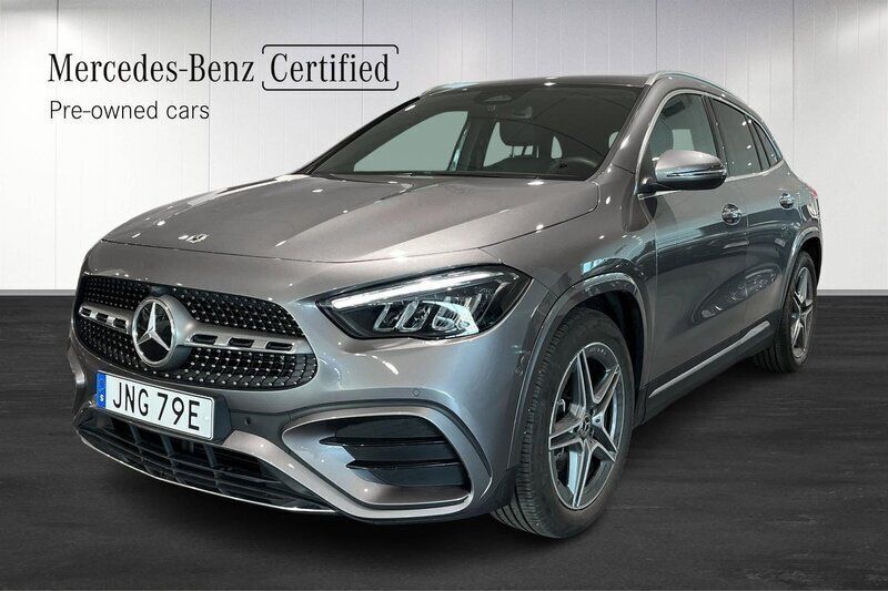 Mörkgrå Begagnad 2024 Mercedes GLA200 AMG line SUV | 414 900 kr (Bra pris) - Bild 1/4
