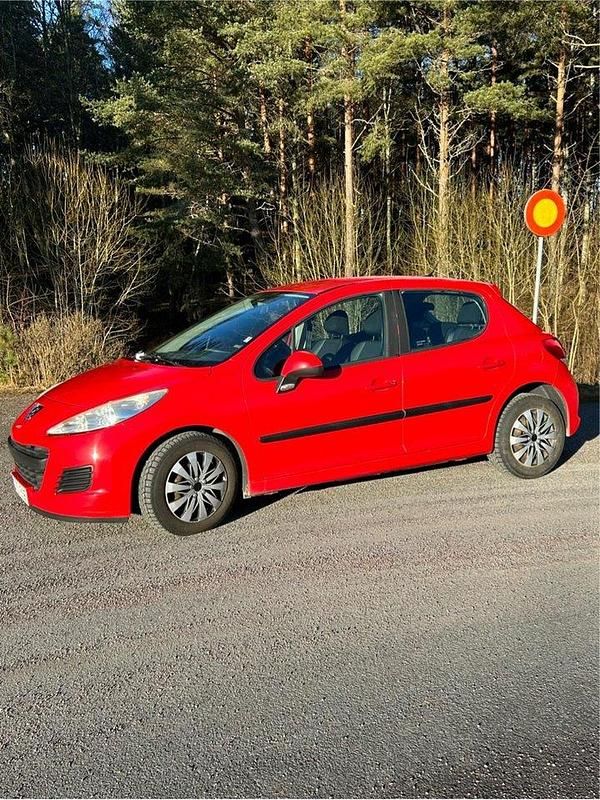 Röd Begagnad 2010 Peugeot 207 Halvkombi | 29 900 kr (Marknadspris) - Bild 1/3