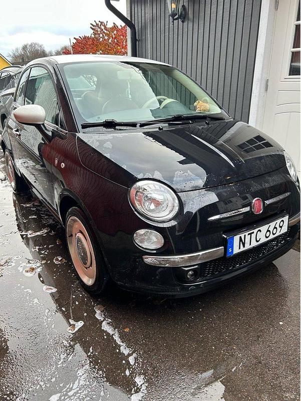 Svart Begagnad 2015 Fiat 500 Halvkombi | 70 000 kr (Marknadspris) - Bild 1/3