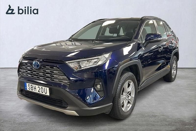 Mörkblå Begagnad 2024 Toyota RAV4 Hybrid Active SUV | 389 900 kr (Bra pris) - Bild 1/3