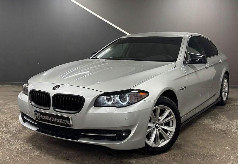 Ljusgrå Begagnad 2012 BMW 520 Sedan | 119 900 kr (Marknadspris) - Bild 1/4