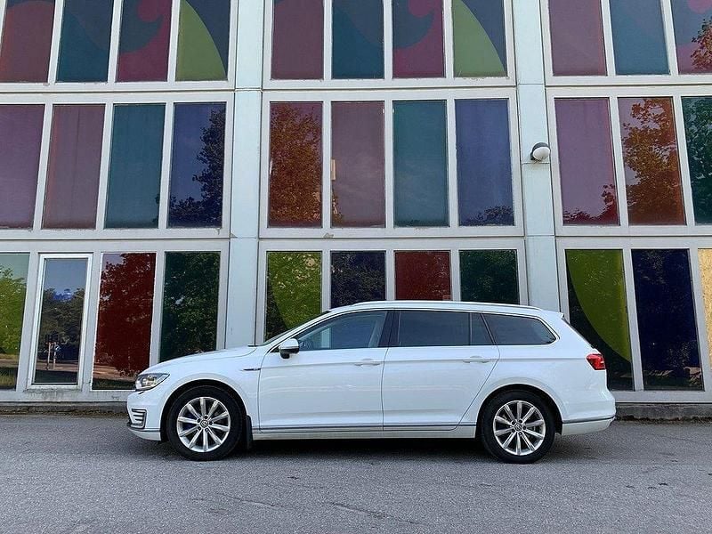 Vit Begagnad 2017 VW Passat Executive Kombi | 169 900 kr (Bra pris) - Bild 1/4