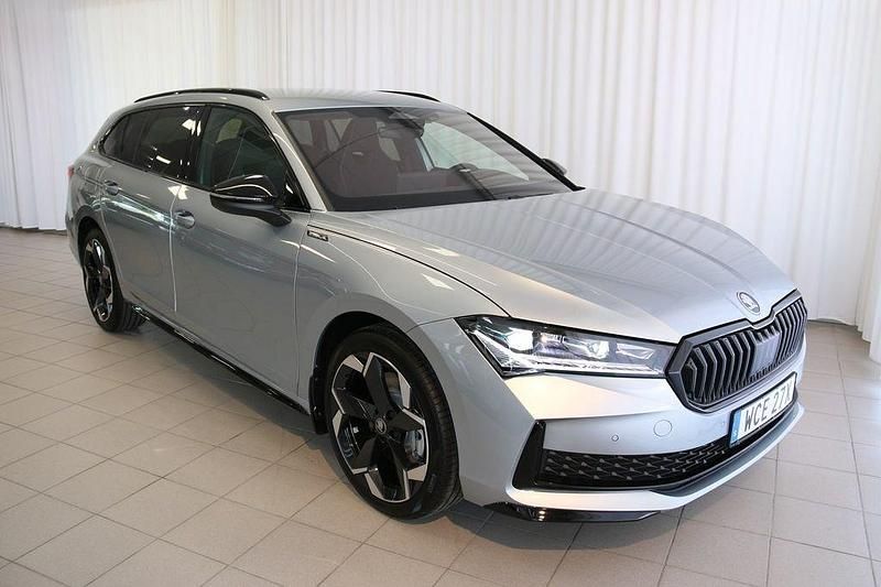 Silver Ny 2025 Skoda Superb SportLine Kombi | 518 700 kr (Dyr) - Bild 1/4