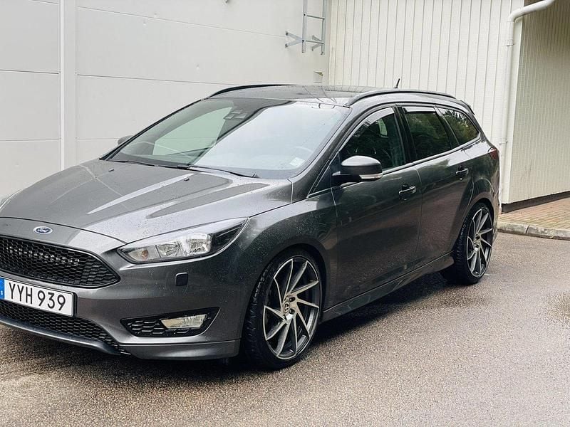 Grå Begagnad 2018 Ford Focus ST-Line Kombi | 135 900 kr (Superpris) - Bild 1/4