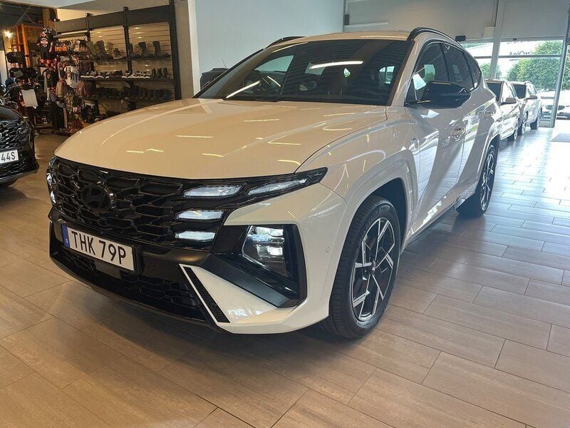 Vit Begagnad 2024 Hyundai Tucson Advanced SUV | 498 000 kr - Bild 1/4