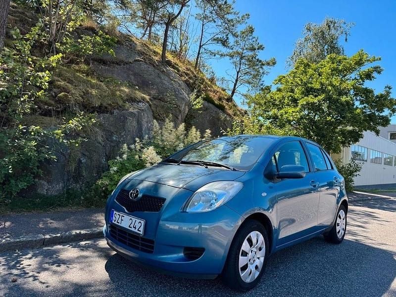 Grå Begagnad 2006 Toyota Yaris Halvkombi | 34 500 kr (Marknadspris) - Bild 1/4