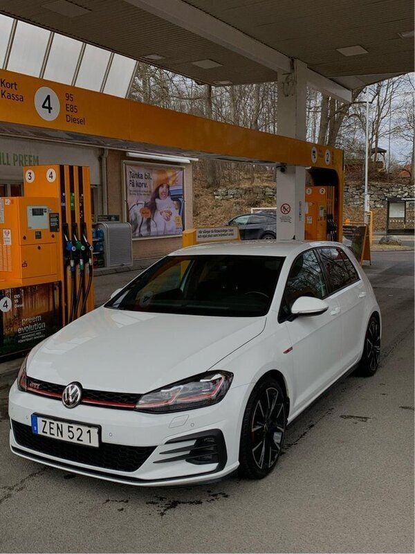 Vit Begagnad 2018 VW Golf VII GTI Halvkombi | 252 000 kr (Marknadspris) - Bild 1/4
