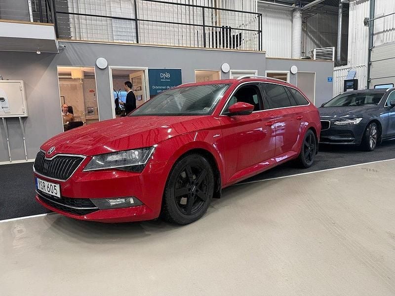 Röd Begagnad 2018 Skoda Superb Business Line Kombi | 229 000 kr (Marknadspris) - Bild 1/4