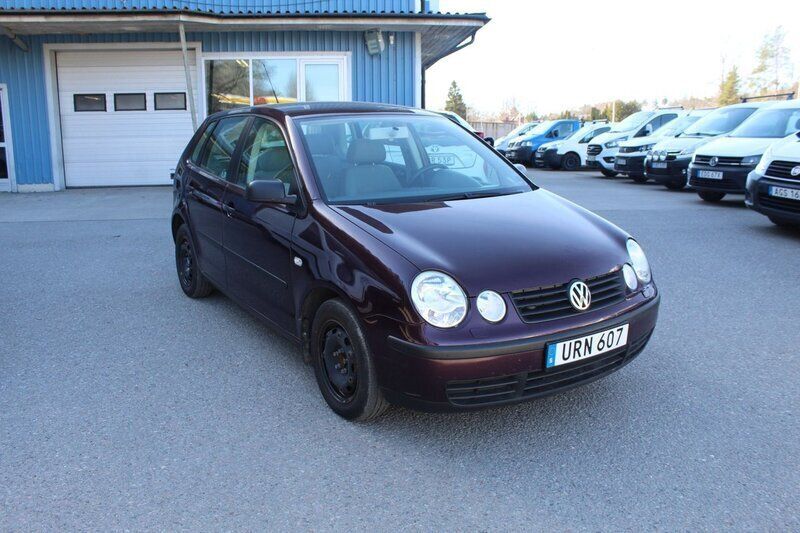 Mörkröd Begagnad 2003 VW Polo Halvkombi | 25 000 kr (Marknadspris) - Bild 1/4