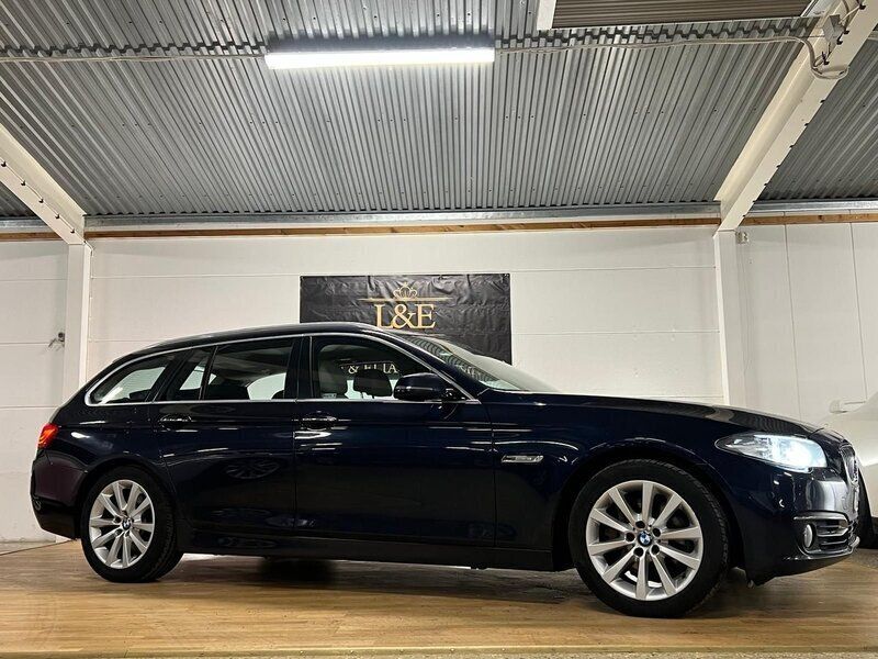Blå Begagnad 2015 BMW 530 Luxury Line Kombi | 159 900 kr (Bra pris) - Bild 1/4