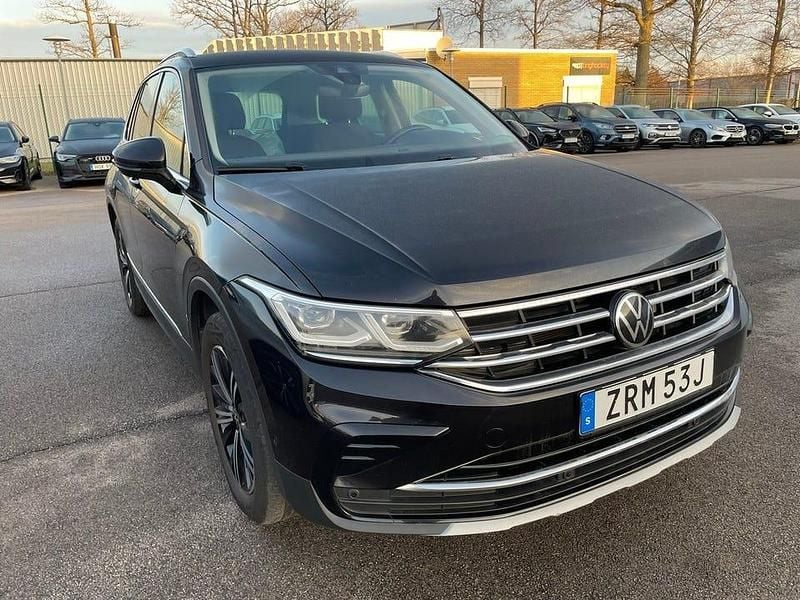 Svart metallic Begagnad 2023 VW Tiguan Elegance SUV | 309 000 kr (Marknadspris) - Bild 1/1