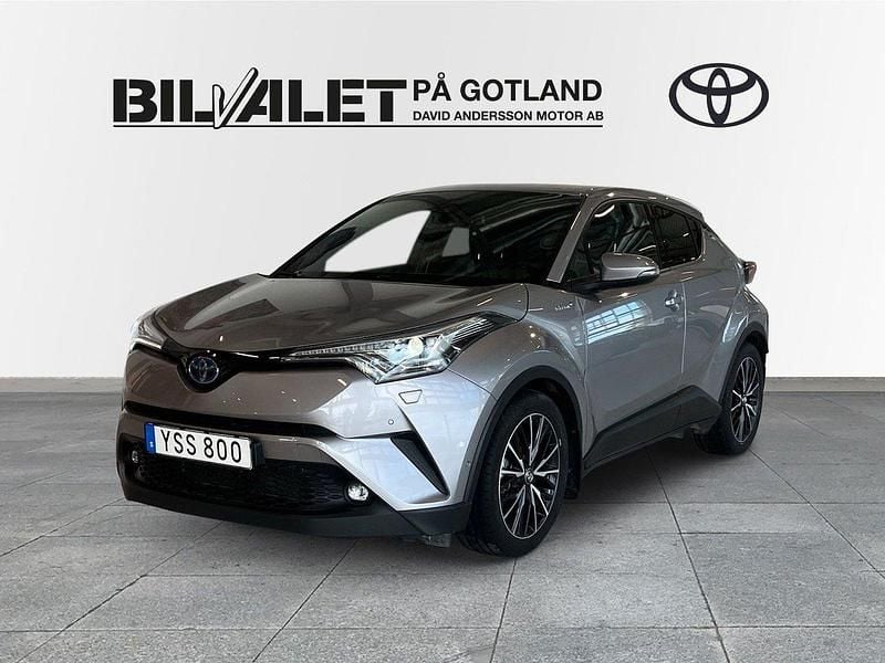 Mörkgrå (grå metallic) Begagnad 2018 Toyota C-HR SUV | 229 000 kr (Lite dyr) - Bild 1/4