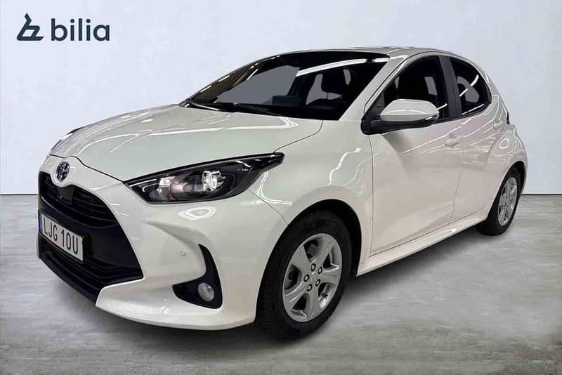 Vit Begagnad 2022 Toyota Yaris Hybrid Active Halvkombi | 229 900 kr (Marknadspris) - Bild 1/1