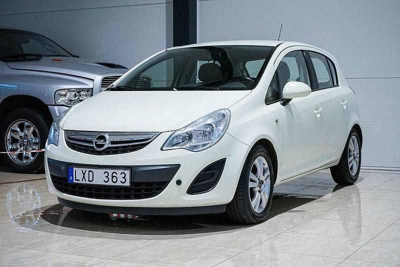 Vit Begagnad 2011 Opel Corsa Enjoy Halvkombi | 39 500 kr (Marknadspris) - Bild 1/4