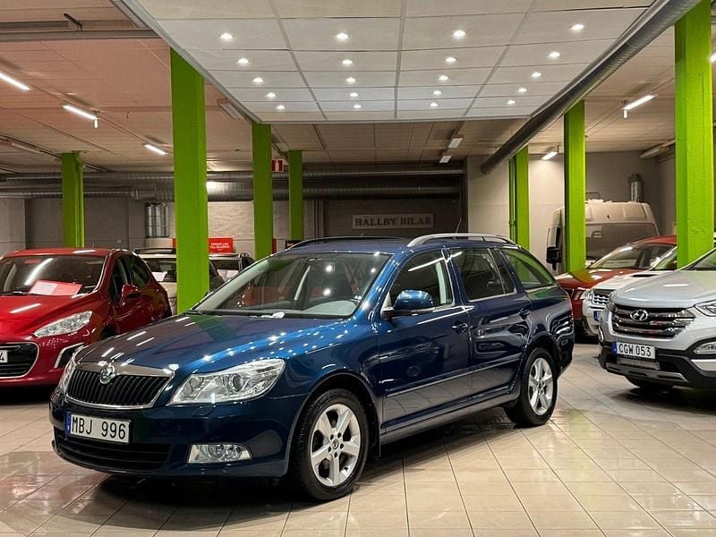 Mörkblå (blå) Begagnad 2012 Skoda Octavia Elegance Kombi | 84 900 kr (Marknadspris) - Bild 1/4