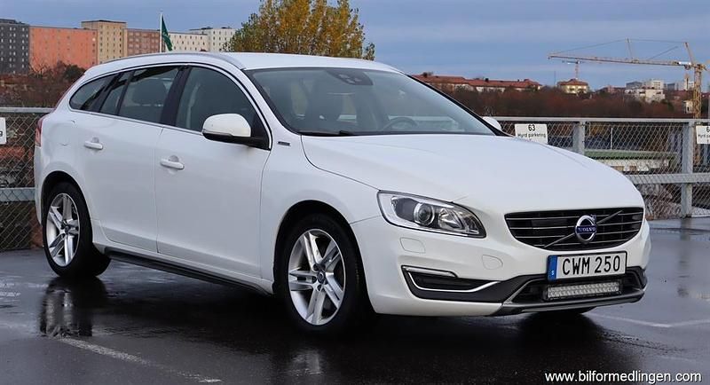 Vit samma som bilen Begagnad 2015 Volvo V60 Kombi | 137 500 kr (Marknadspris) - Bild 1/4