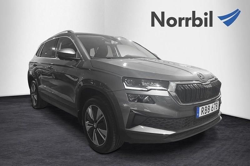 Grå Begagnad 2023 Skoda Karoq Style SUV | 329 900 kr (Marknadspris) - Bild 1/4