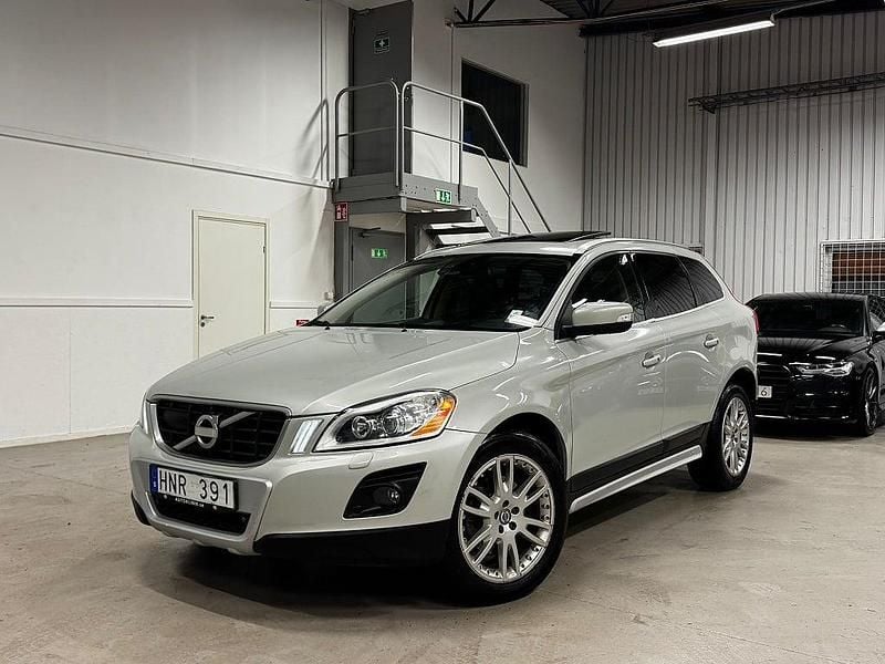 Ljusgrå Begagnad 2009 Volvo XC60 Summum SUV | 94 900 kr (Marknadspris) - Bild 1/4