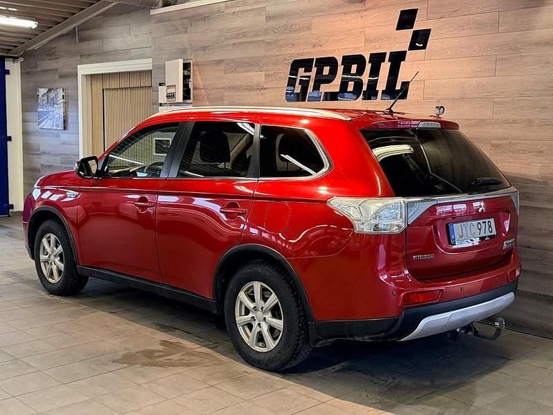 Begagnad Mitsubishi Outlander P-HEV 121 HK (88 kW) 2015 Mörkröd SUV