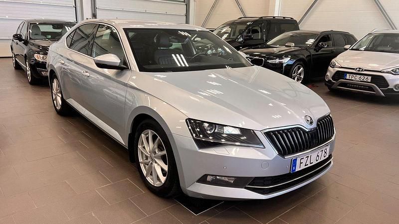 Silver Begagnad 2018 Skoda Superb Business Line Halvkombi | 229 000 kr (Marknadspris) - Bild 1/4